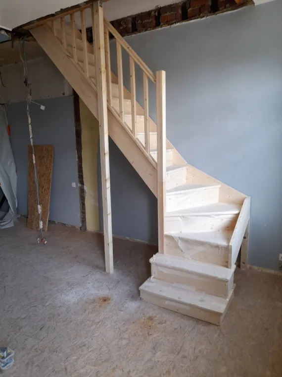 Construction et pose d'un escalier dans un cabinet médical proche de Roubaix