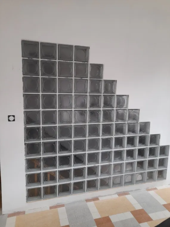 Pose de pavés de verre dans une montée d'escalier dans une maison proche de Roubaix