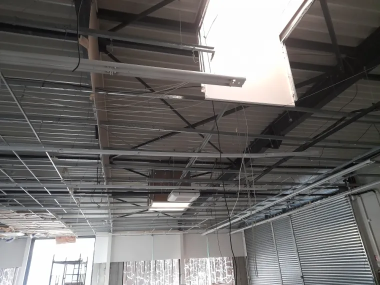 Travaux de démolition dans une cellule commerciale à Halluin, Roubaix, Société Nouvelle LOUBERT