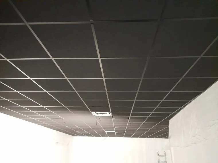 Création d'un faux plafond en dalles minérales noires y compris isolation acoustique et thermique à Lambersart, Roubaix, Société Nouvelle LOUBERT
