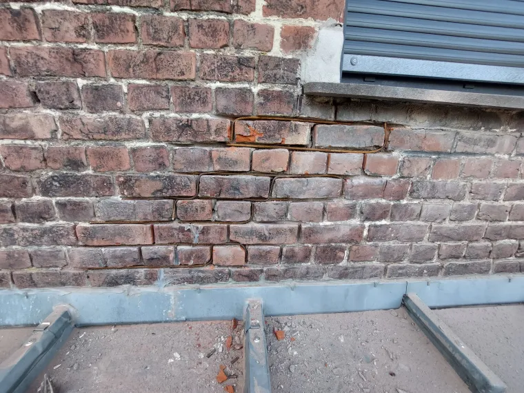 Réparation de fissures dans un mur en briques à Roubaix, Roubaix, Société Nouvelle LOUBERT