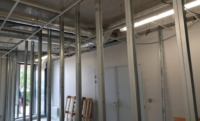 Réalisation d'un mur séparatif entre deux cellules commerciales à Lesquin