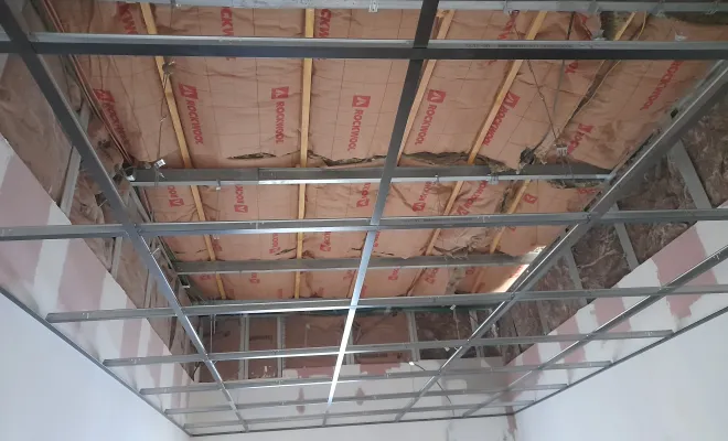 Création d'un faux plafond en dalles minérales noires y compris isolation acoustique et thermique à Lambersart, Roubaix, Société Nouvelle LOUBERT