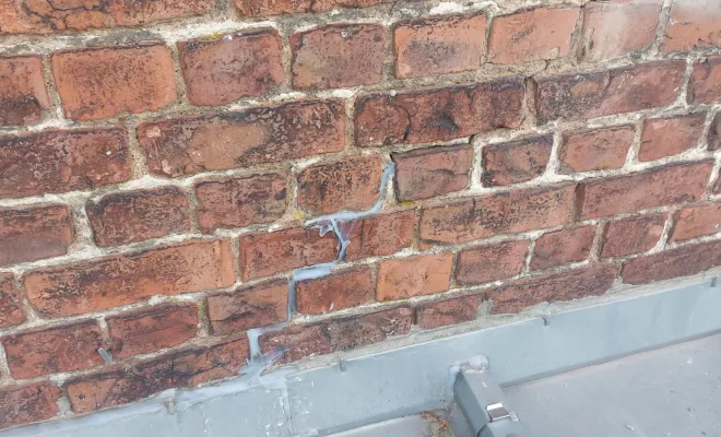 Réparation de fissures dans un mur en briques à Roubaix, Roubaix, Société Nouvelle LOUBERT